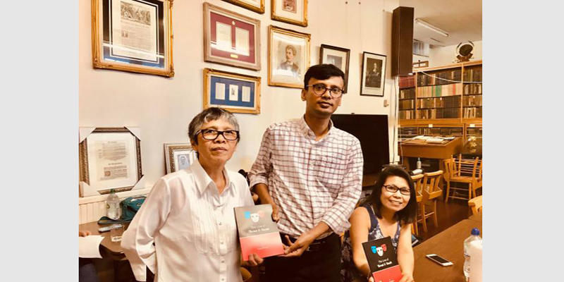 লন্ডনের বুক অব মিউজিয়ামে তরুণ আইনজীবী ইউসুফের বই