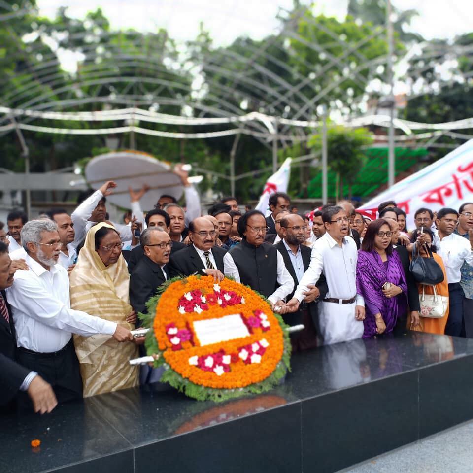 বঙ্গবন্ধুর প্রতিকৃতিতে শ্রদ্ধা জানালেন বার কাউন্সিলের নব নির্বাচিত নেতৃবৃন্দ