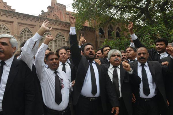 Pakistan lawyers boycott courts after suicide blast