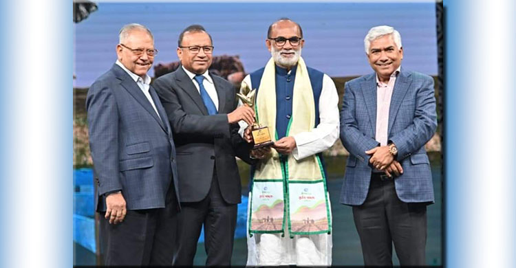আজীবন সম্মাননা পেলেন মৎস্য ও প্রাণিসম্পদমন্ত্রী শ ম রেজাউল করিম