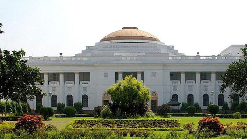 পশ্চিমবঙ্গের বিধানসভায় মশারি টানিয়ে বিক্ষোভ