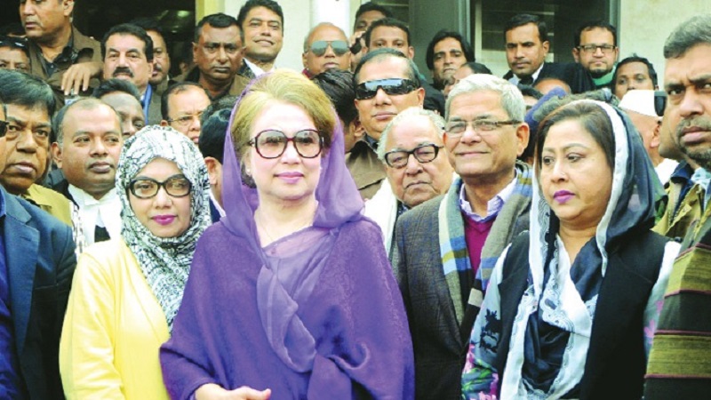 দুর্নীতি মামলায় হাজিরা দিতে আদালতে খালেদা জিয়া