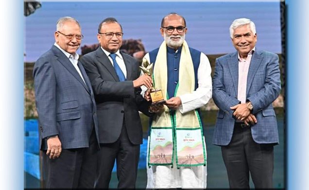 আজীবন সম্মাননা পেলেন মৎস্য ও প্রাণিসম্পদমন্ত্রী শ ম রেজাউল করিম