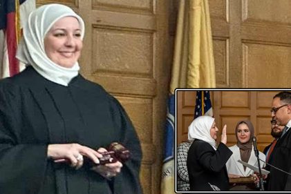 কোরআন হাতে যুক্তরাষ্ট্রের প্রথম হিজাবধারী বিচারকের শপথ