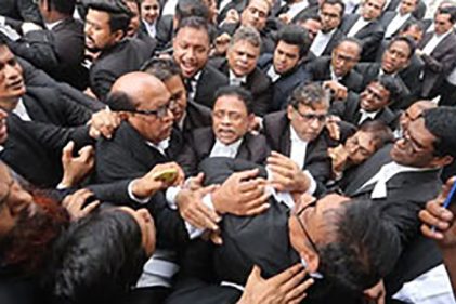 সুপ্রিম কোর্টে আবারও ধস্তাধস্তি-হট্টগোল, মুখোমুখি অবস্থানে দুদলের সমর্থক আইনজীবীরা