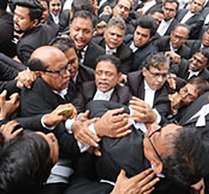 সুপ্রিম কোর্টে আবারও ধস্তাধস্তি-হট্টগোল, মুখোমুখি অবস্থানে দুদলের সমর্থক আইনজীবীরা
