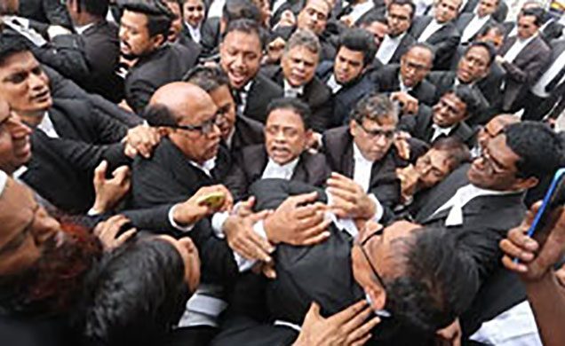সুপ্রিম কোর্টে আবারও ধস্তাধস্তি-হট্টগোল, মুখোমুখি অবস্থানে দুদলের সমর্থক আইনজীবীরা