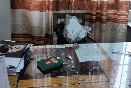 আদালতে জিআর শাখার ছাদের পলেস্তারা ভেঙে পড়ে দুদক কর্মকর্তা আহত