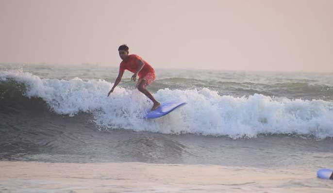 সার্ফিং প্রদর্শনীতে প্রশিক্ষিত সার্ফারবৃন্দ নান্দনিক এ আয়োজনে অংশ নেন