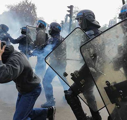ফ্রান্সে মে দিবসের বিক্ষোভে পুলিশের কাঁদুনে গ্যাস নিক্ষেপ!