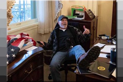 টেবিলে পা উঠিয়ে ছবি তোলায় সাড়ে ৪ বছরের কারাদণ্ড