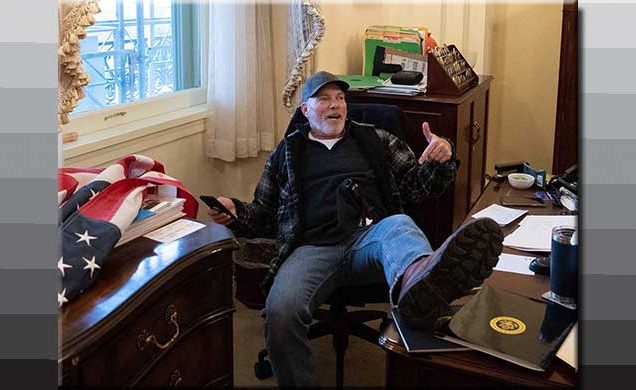 টেবিলে পা উঠিয়ে ছবি তোলায় সাড়ে ৪ বছরের কারাদণ্ড