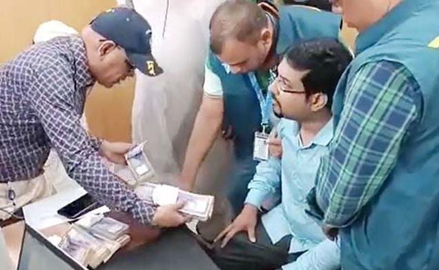 ঘুষের ১০ লাখ টাকাসহ গ্রেপ্তার উপ-কর কমিশনারের জামিন স্থগিত