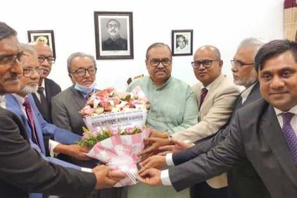 নবনিযুক্ত প্রধান বিচারপতিকে বার কাউন্সিলের ফুলেল শুভেচ্ছা