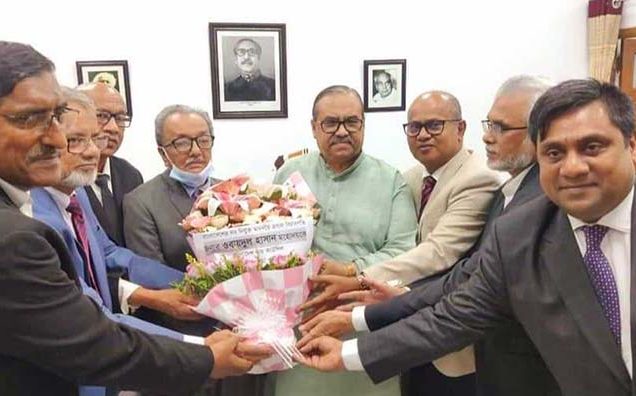 নবনিযুক্ত প্রধান বিচারপতিকে বার কাউন্সিলের ফুলেল শুভেচ্ছা