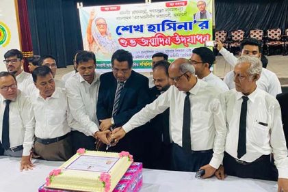 চট্টগ্রামে কেক কেটে প্রধানমন্ত্রী শেখ হাসিনার জন্মদিন উদযাপন করেছে আইনজীবীরা