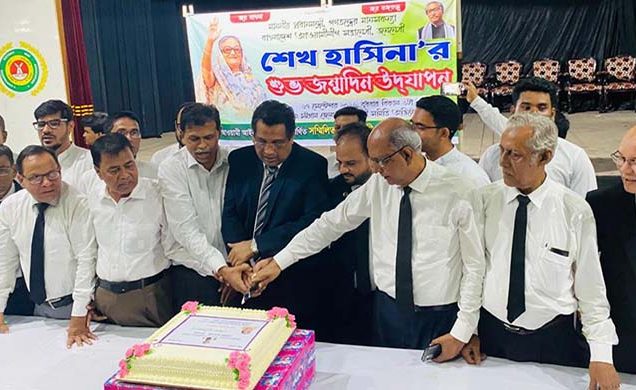 চট্টগ্রামে কেক কেটে প্রধানমন্ত্রী শেখ হাসিনার জন্মদিন উদযাপন করেছে আইনজীবীরা