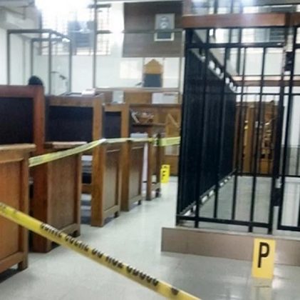 আদালত কক্ষ থেকে লোহার খাঁচা অপসারণে ১০ আইনজীবীর লিগ্যাল নোটিশ