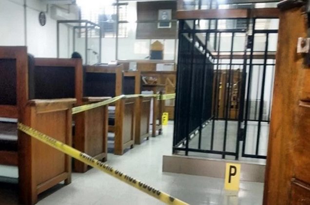 আদালত কক্ষ থেকে লোহার খাঁচা অপসারণে ১০ আইনজীবীর লিগ্যাল নোটিশ