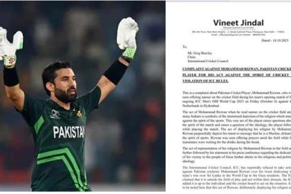 মাঠে নামাজ পড়ায় রিজওয়ানের বিরুদ্ধে আইসিসিতে ভারতীয় আইনজীবীর নালিশ