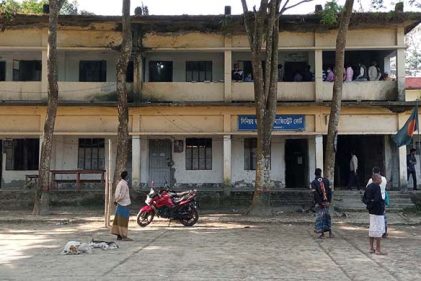 জরাজীর্ণ ভবনে বিচারকাজ, বিকল্প ভবনে আদালত স্থানান্তরের নির্দেশ