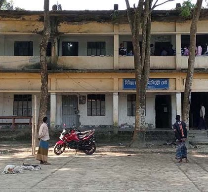 জরাজীর্ণ ভবনে বিচারকাজ, বিকল্প ভবনে আদালত স্থানান্তরের নির্দেশ