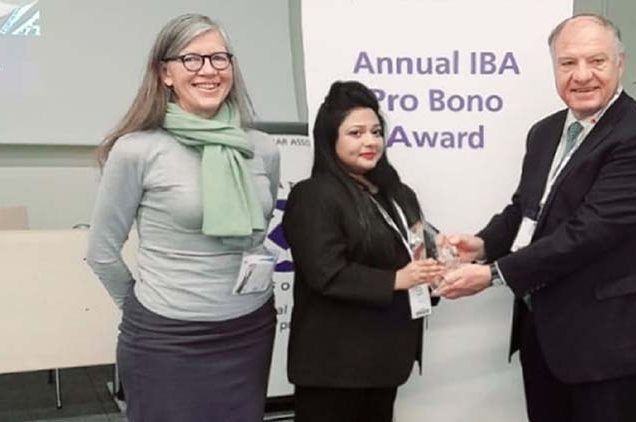 প্যারিসে প্রোবোনো অ্যাওয়ার্ড গ্রহণ আইনজীবী ইশরাত হাসানের