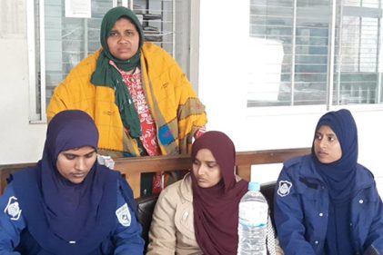 আদালতে বিচারককে জুতা নিক্ষেপ, আটকের ৭ ঘণ্টা পর তরুণীর মুক্তি