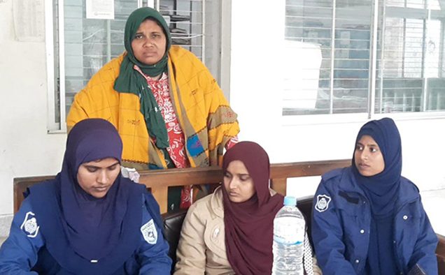 আদালতে বিচারককে জুতা নিক্ষেপ, আটকের ৭ ঘণ্টা পর তরুণীর মুক্তি