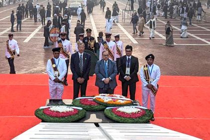 শহীদ বুদ্ধিজীবী স্মৃতিসৌধে প্রধান বিচারপতির শ্রদ্ধা