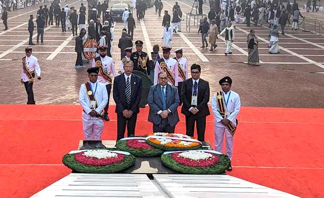 শহীদ বুদ্ধিজীবী স্মৃতিসৌধে প্রধান বিচারপতির শ্রদ্ধা