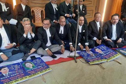 সুপ্রিম কোর্টে বিএনপি সমর্থিত আইনজীবীদের আদালত বর্জন চলছে