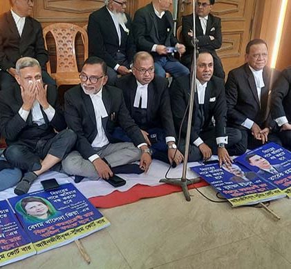 সুপ্রিম কোর্টে বিএনপি সমর্থিত আইনজীবীদের আদালত বর্জন চলছে