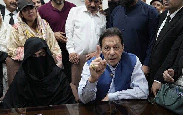 তোশাখানা দুর্নীতি মামলায় ইমরান-বুশরা দম্পতির ১৪ বছরের কারাদণ্ড