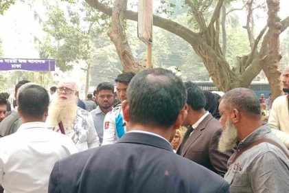 আদালত এলাকা থেকে সরিয়ে দেওয়া হলো বই বিক্রেতা টিপু সুলতানকে