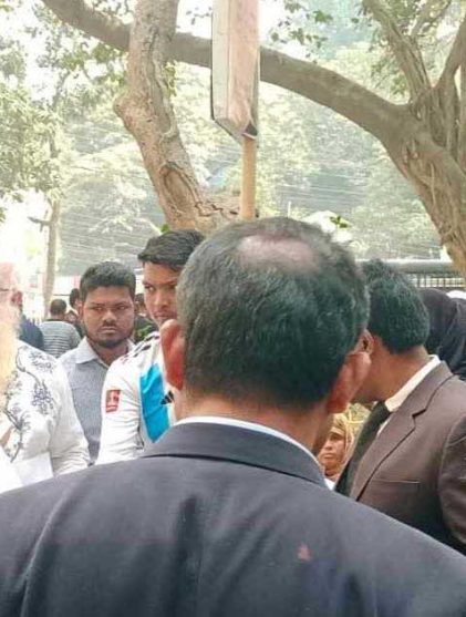 আদালত এলাকা থেকে সরিয়ে দেওয়া হলো বই বিক্রেতা টিপু সুলতানকে