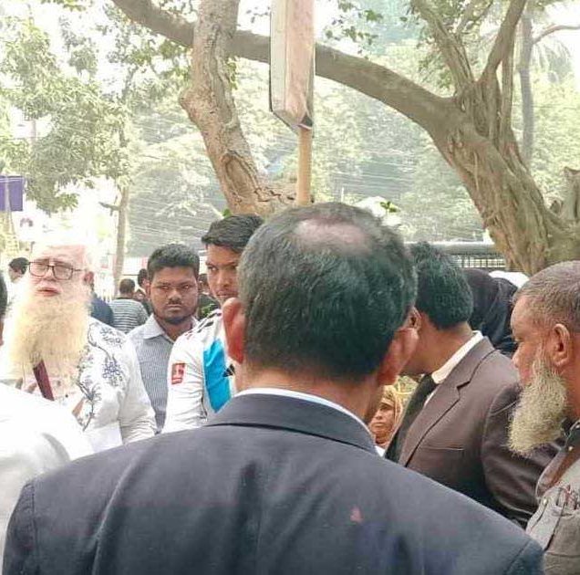 আদালত এলাকা থেকে সরিয়ে দেওয়া হলো বই বিক্রেতা টিপু সুলতানকে