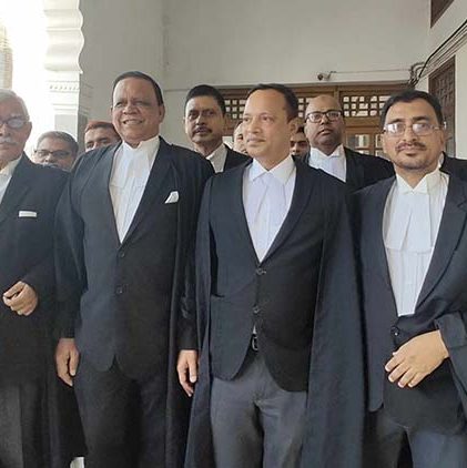 আপিল বিভাগের দুই বিচারপতির বিরুদ্ধে সংবাদ সম্মেলন ও মিছিল-সমাবেশ করার ঘটনায় বিএনপির শীর্ষ সাত আইনজীবী নেতার বিরুদ্ধে আদালত অবমাননার আবেদনের শুনানি দুই মাস পিছিয়ে আগামী ২২ এপ্রিল দিন ধার্য করেছেন আপিল বিভাগ।