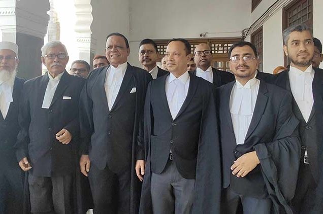 আপিল বিভাগের দুই বিচারপতির বিরুদ্ধে সংবাদ সম্মেলন ও মিছিল-সমাবেশ করার ঘটনায় বিএনপির শীর্ষ সাত আইনজীবী নেতার বিরুদ্ধে আদালত অবমাননার আবেদনের শুনানি দুই মাস পিছিয়ে আগামী ২২ এপ্রিল দিন ধার্য করেছেন আপিল বিভাগ।