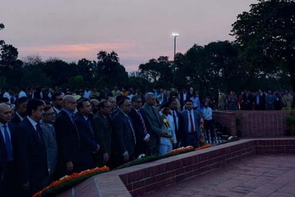 স্বাধীনতা দিবসে স্মৃতিসৌধে দায়িত্বপ্রাপ্ত প্রধান বিচারপতির শ্রদ্ধা