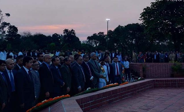 স্বাধীনতা দিবসে স্মৃতিসৌধে দায়িত্বপ্রাপ্ত প্রধান বিচারপতির শ্রদ্ধা