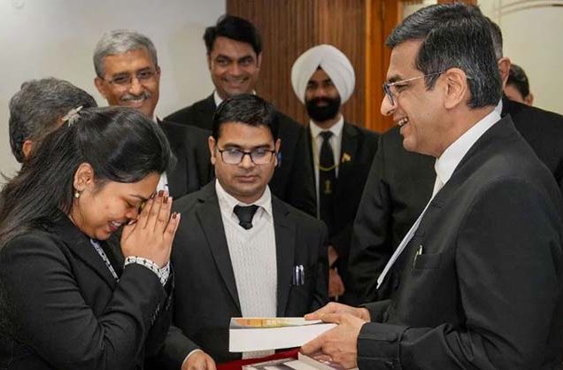 সুপ্রিম কোর্ট ক্যান্টিনের রাঁধুনির মেয়ে যাচ্ছেন বিদেশে পড়তে, প্রধান বিচারপতি দিলেন বড় উপহার