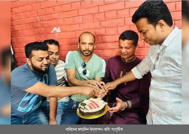 আদালতের হাজতখানার বারান্দায় কেক কেটে আসামির জন্মদিন উদ্যাপন