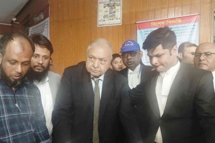 ক্রাচে ভর দিয়ে এসে ভোট দিলেন ড. কামাল হোসেন
