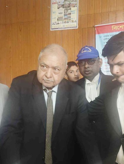 ক্রাচে ভর দিয়ে এসে ভোট দিলেন ড. কামাল হোসেন