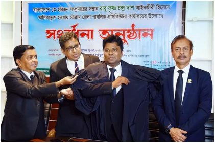 হরিজন থেকে ‘প্রথম’ আইনজীবী কৃষ্ণকে গাউন পরিয়ে দিলেন বিচারক