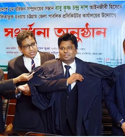 হরিজন থেকে ‘প্রথম’ আইনজীবী কৃষ্ণকে গাউন পরিয়ে দিলেন বিচারক