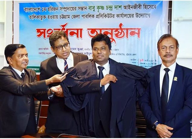 হরিজন থেকে ‘প্রথম’ আইনজীবী কৃষ্ণকে গাউন পরিয়ে দিলেন বিচারক