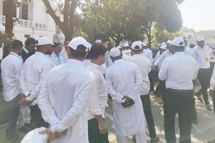 সুপ্রিম কোর্ট বার নির্বাচন: সাদা পোশাক পরা বহিরাগতদের সরিয়ে দিলেন আইনজীবীরা