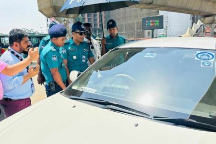 ভুয়া স্টিকার ব্যবহার করায় রাজধানীতে ১১ গাড়ি আটকের পর মামলা